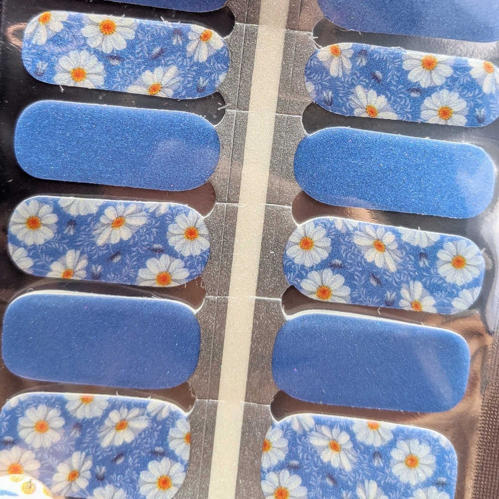 5 for $15 Nail Wrap - Floating Daisy